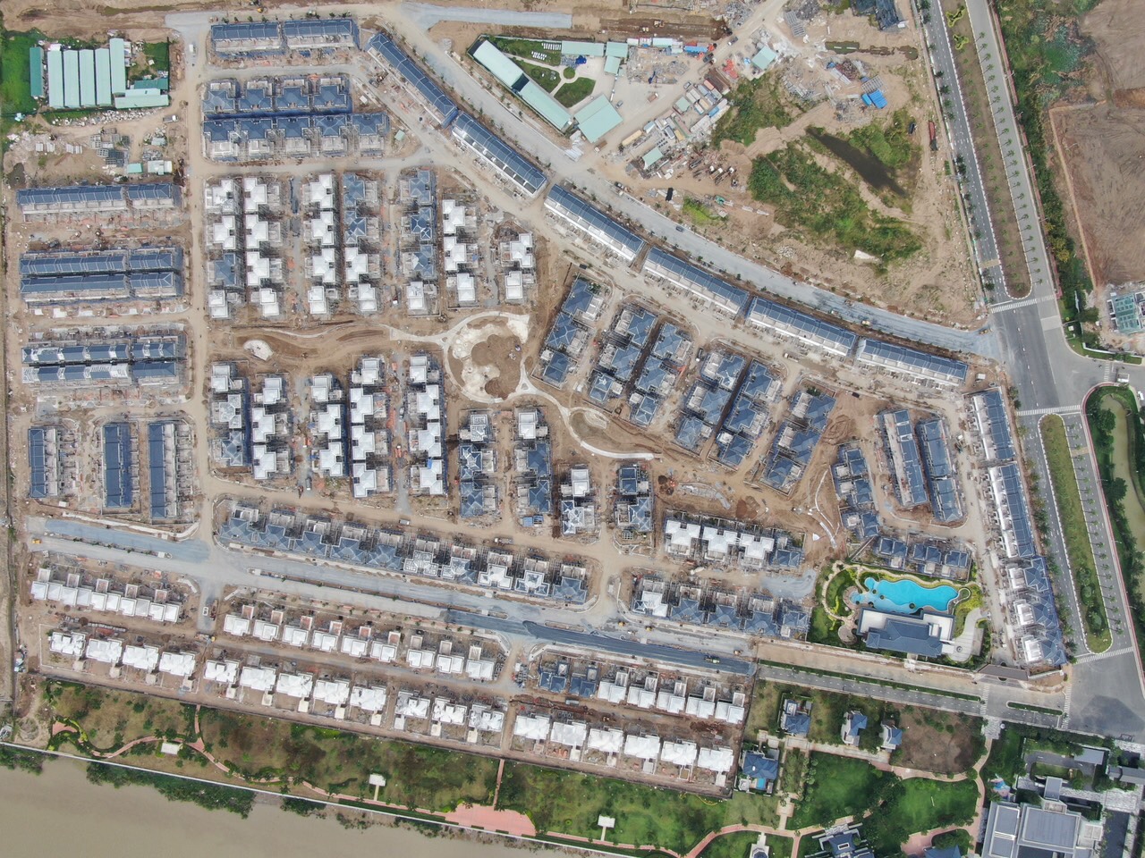 Hình ảnh công trình trong giai đoạn lợp mái sử dụng Ngói Màu NIPPON GS